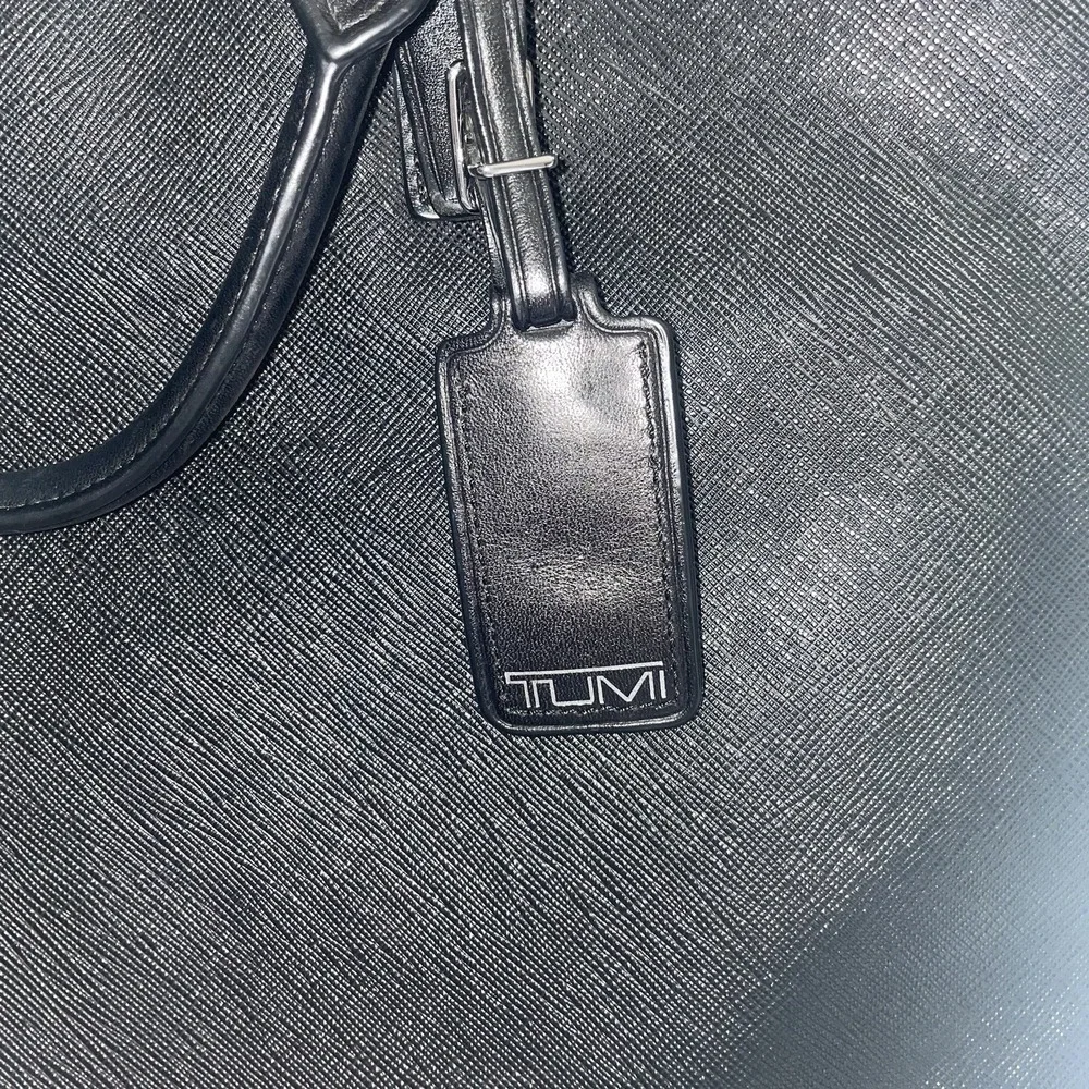 Tumi 16